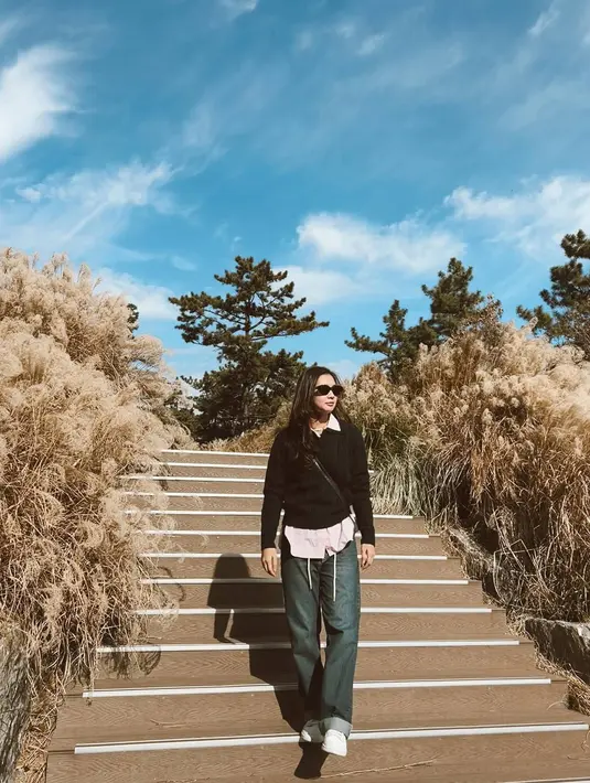 Tampil dengan busana kasual, aktris yang dulu akrab disapa Dea Imut ini terlihat keren dengan atasan hitam yang dipadukan dengan celana jeans. Banyak netizen memuji penampilannya yang simpel namun terlihat keren. (Liputan6.com/IG/@deaaannisa)