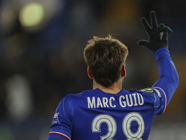 Pemain Chelsea, Marc Guiu melakukan selebrasi setelah mencetak hattrick ke gawang Shamrock Rovers pada laga lanjutan UEFA Conference League di Stamford Bridge, London, Inggris, Jumat (20/12/2024) WIB. (AP Photo/Ian Walton)