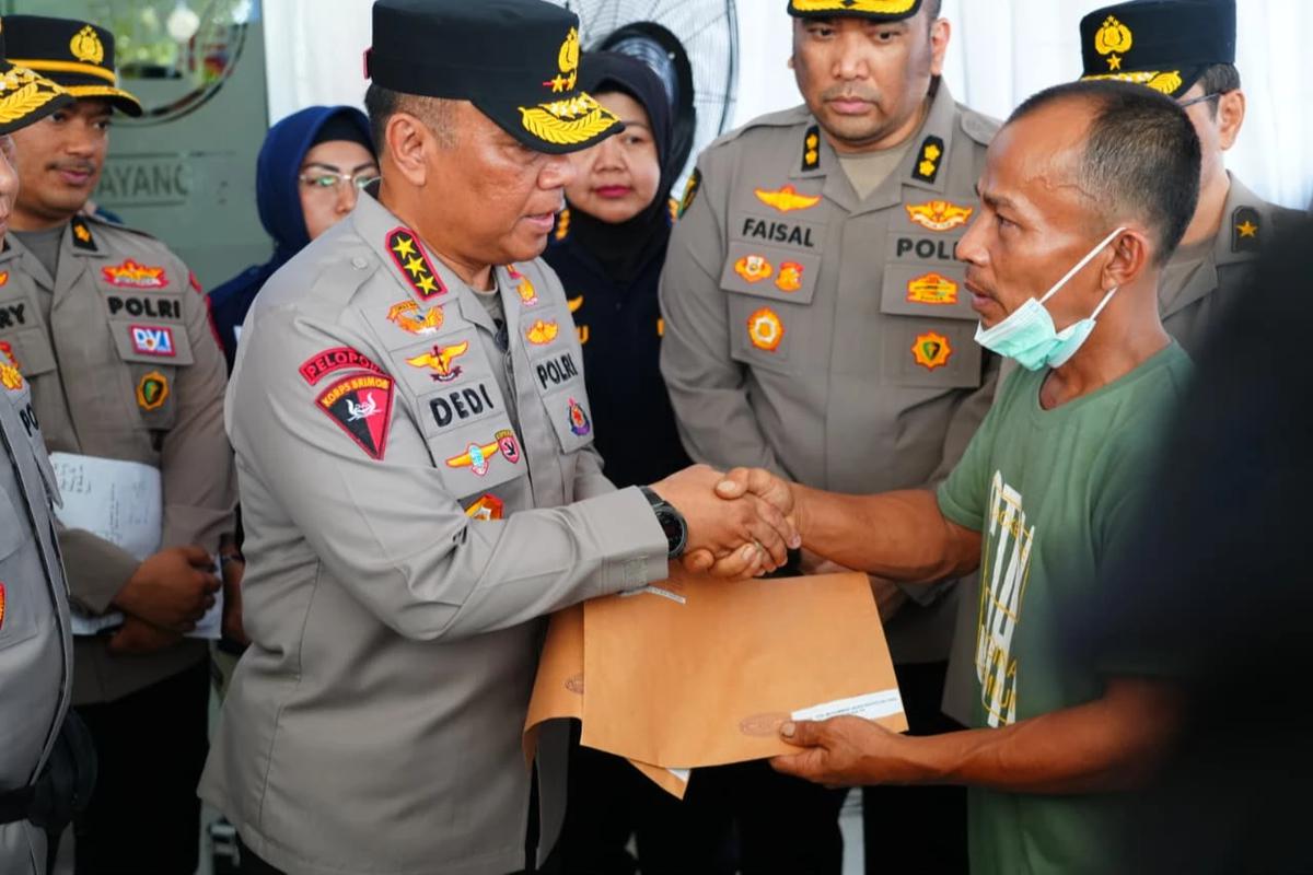 Wakapolri Temui Keluarga Korban Tewas Banjir di Sumbar