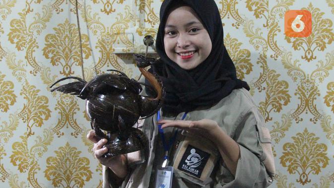 Anggota Kelompok Informasi Masyarakat (KIM) Kecamatan Anggana menunjukkan kerajinan tangan olahan Suwarno.