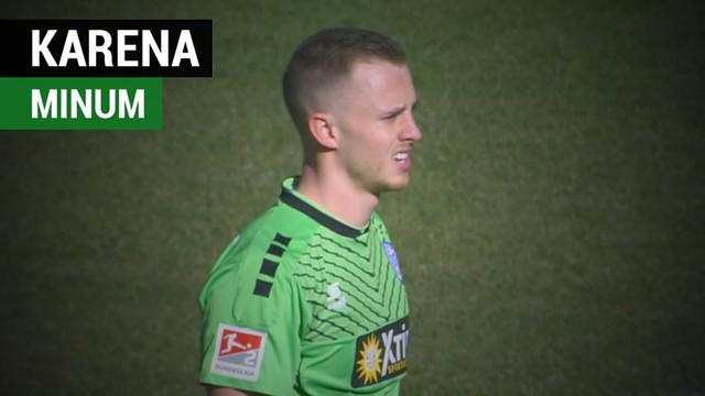 Berita video kiper klub Jerman MSV Duisburg, Mark Flekken, kebobolan karena minum di dalam gawangnya.