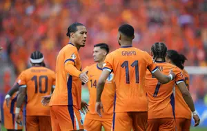Kapten Belanda, Virgil van Dijk, memberikan semangat kepada Cody Gakpo setelah sang striker mencetak gol ke gawang Austria pada matchday 3 fase grup Piala Eropa 2024 atau Euro 2024, Selasa (25/6/2024).&nbsp;(AP Photo/Ebrahim Noroozi)