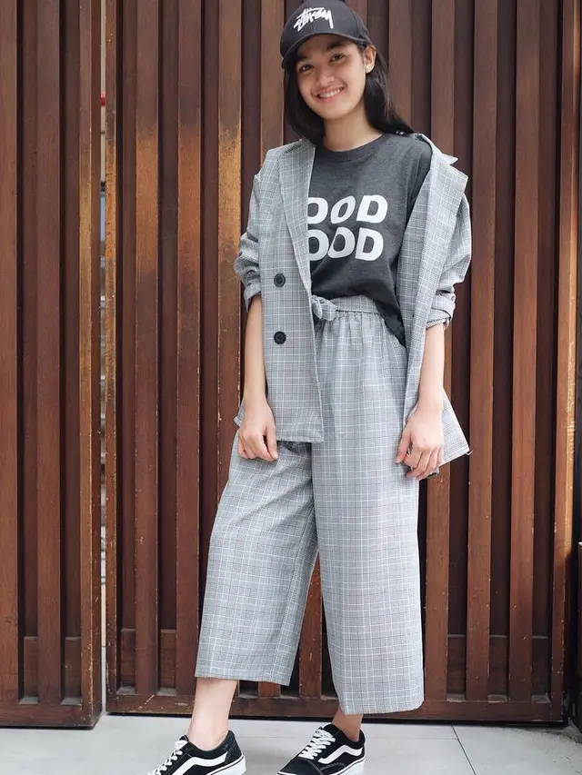 [Bintang] Selain Prilly Latuconsina, 5 Gaya Seleb Ini Kece Buat Ke Kampus