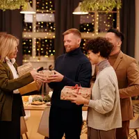 Ilustrasi merayakan Natal, tukar kado. (Photo by Nicole Michalou on Pexels)