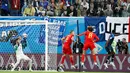 Pemain timnas Prancis, Raphael Varane berebut bola dengan pemain Belgia, Romelu Lukaku pada babak semifinal  di Stadion St. Petersburg, Selasa (10/7). Prancis meraih tiket final Piala Dunia 2018 setelah mengalahkan Belgia 1-0. (AP/ Petr David Josek)