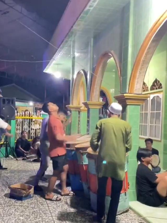Warga Jambi Bangunin Sahur Pakai Orkestra yang Indah (Foto: X @papipai_ab)