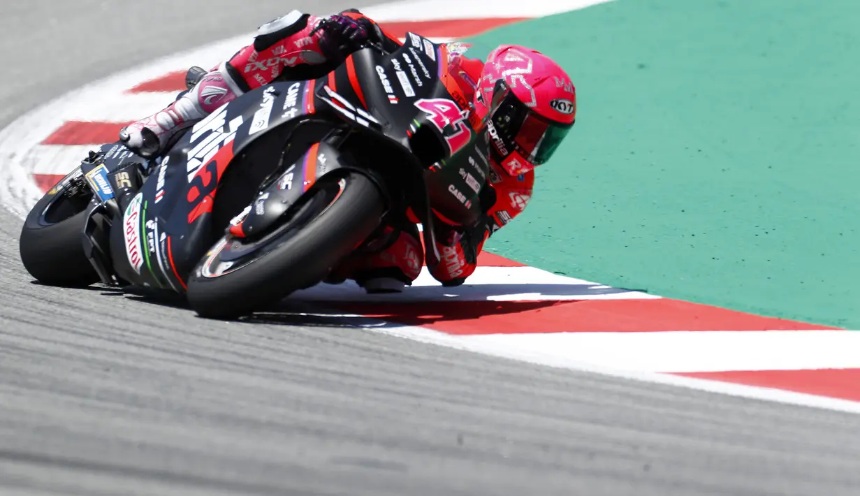 Saat balapan tinggal menyisakan satu lap, Aleix Espargaro melakukan kesalahan fatal. Ia mengira balapan sudah berakhir dan mulai memelankan kecepatannya. Selain itu, ia juga sempat melakukan selebrasi dengan melambaikan tangannya kepada penonton. (AP/Joan Monfort)