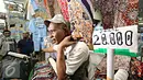 Seorang pedagang menutup kiosnya saat dilakukan pengosongan di Pasar Blok F Tanah Abang, Jakarta, Rabu (4/5). Pengosongan dilakukan karena para pemilik kios menunggak pembayaran yang mereka pakai. (Liputan6.com/Immanuel Antonius)