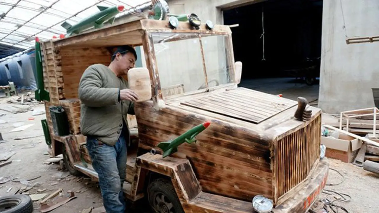 Di Tangan Kreatif Pria Tiongkok Ini, Mobil Kayu Turut Dibekali Ru
