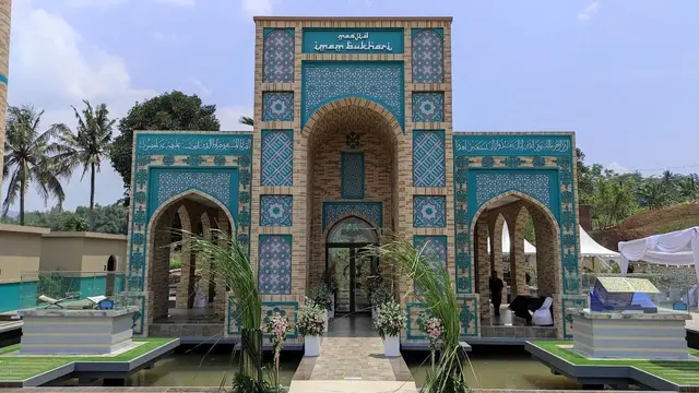Masjid Al-Bukhari di kota Cianjur ini diresmikan pada Jumat, 9 April 2021.
