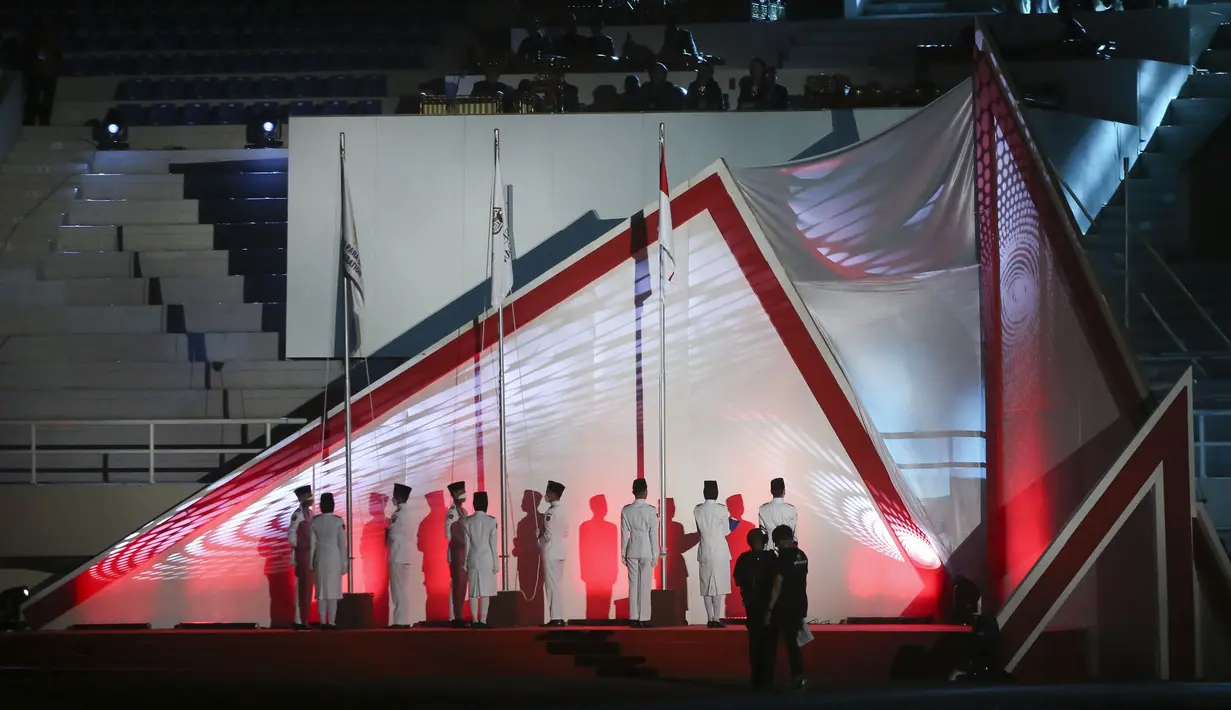 Penurunan bendera Indonesia, ASEAN Para Games 2022, dan ASEAN Para Sports Federation (ASPF) pada acara penutupan ASEAN Para Games 2022 di Stadion Manahan, Solo, Jawa Tengah, Sabtu (6/8/2022). Tuan rumah Indonesia menjadi juara umum pada ASEAN Para Games 2022 tersebut. (FOTO: Dok. ASEAN Para Sports Federation)