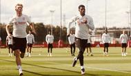 Pemain Manchester United, Rasmus Hojlund (kiri), dan Marcus Rashford, menjalani sesi latihan ringan dengan berlari di Carrington, Jumat (15/9/2023). (X/@ManUtd)