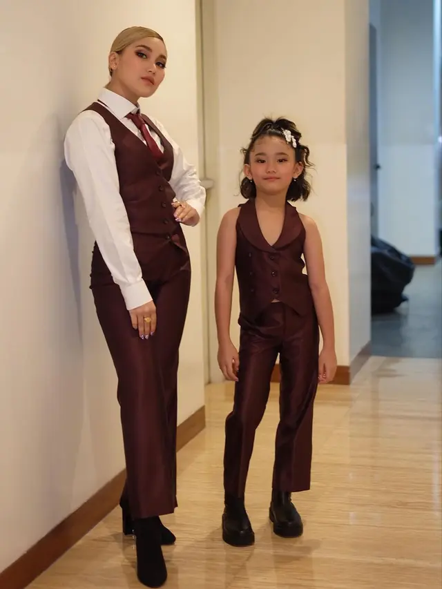 Ayu Ting Ting dan Bilqis Khumairah Razak tampil duet dalam acara TV (Foto: Instagram/@ayutingting92)