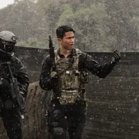 Pangeran Mateen sedang menjadi perbincangan hangat, setelah pengumumkan bahwa dirinya akan menikah di Januari tahun depan. Pesonanya sebagai seorang pangeran memang tak main-main, terutama ketika ia sedang latihan militer. Di salah satu foto, Pangeran Mateen terlihat sedang latihan militer saat hujan. Seragam militer lengkap dengan senjata tajam laras panjang membuat potretnya ini bak aktor drama. [Foto: Instagram/tmski]