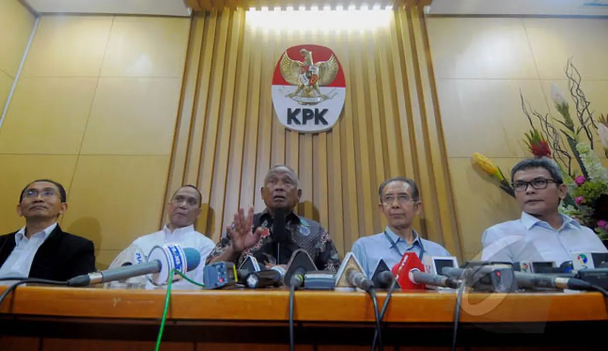 Pimpinan baru KPK Taufiequrachman Ruki (tengah),  Johan Budi SP (kanan), Indriyanto Seno Adji (kedua kiri), Wakil Ketua KPK Zulkarnen dan Adnan Pandu Pradja (kiri) saat konferensi pers di Gedung KPK, Jakarta, Jumat (20/2). (Liputan6.com/Andrian M Tunay)