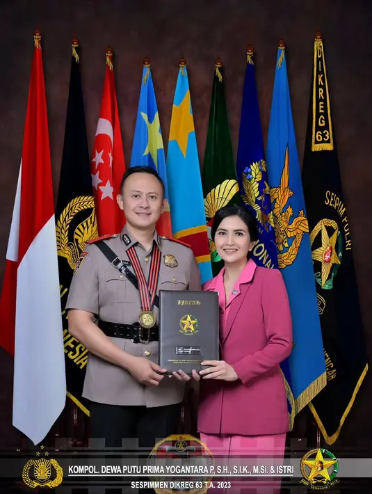 Pemeran sinetron Kawin Gantung itu membagikan momen mendampingi sang suami yang lulus Pendidikan Sespimmen Polri. "Selamat untuk kelulusannya pa...," tulisnya membagikan foto. [Instagram/kddevie]