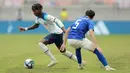 Pemain Timnas Inggris U-17, Joel Ndala, berusaha melewati pemain Uzbekistan U-17, Rustam Ashurmatov, pada babak 16 besar Piala Dunia U-17 2023 di Jakarta International Stadium (JIS), Rabu (22/11/2023). (Bola.com/M Iqbal Ichsan)