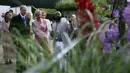 Pangeran Inggris Edward dan Countess of Wessex Sophie tur The Cirrus Garden oleh desainer Jason Williams saat kunjungan anggota keluarga kerajaan ke RHS Chelsea Flower Show 2022 di Royal Hospital Chelsea, London, Inggris, 23 Mei 2022. (Dan Kitwood/Pool photo via AP)