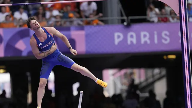 Atlet Lompat Galah Prancis Anthony Ammirati. (AP Photo/Bernat Armangue)