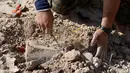 Anggota YBS yang berafiliasi dengan Partai Pekerja Kurdistan (PKK) menemukan ranjau  di sebuah jalur yang biasa dilintasi ISIS, Irak utara, 30 April 2016. Mereka mencari ranjau yang ditanam ISIS dan kemudian memindahkannya. (REUTERS/Goran Tomasevic)
