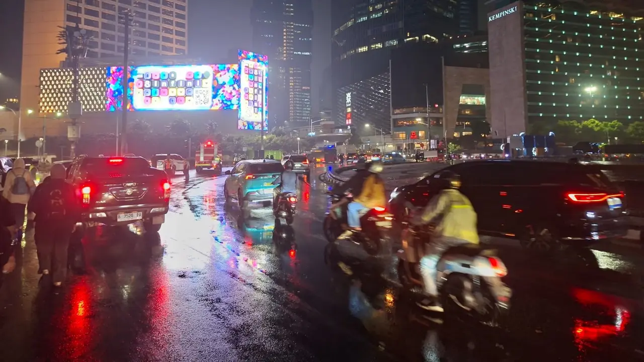 Situasi di Bundaran HI usai massa demo membubarkan diri.