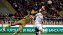 Kiper AC Milan, Gianluigi Donnarumma berusaha menghalau bola sundulan penyerang Lazio, Filip Djordjevic pada liga Italia di stadion San Siro, Milan, Italia, (21/9). AC Milan menang atas Lazio dengan skor 2-0. (REUTERS/Max Rossi)