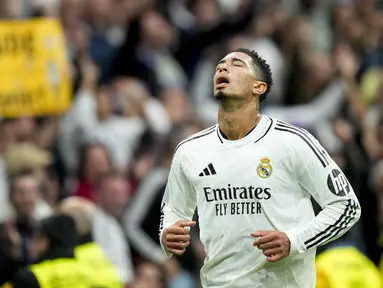 Ekspresi lega pemain Real Madrid, Jude Bellingham saat melakukan selebrasi setelah mencetak gol pertamanya pada musim ini dalam laga lanjutan Liga Spanyol 2024/2025 melawan Osasuna yang berlangsung di Santiago Bernabeu, Madrid, Spanyol, Sabtu (09/11/2024) WIB. (AP Photo/Jose Breton)