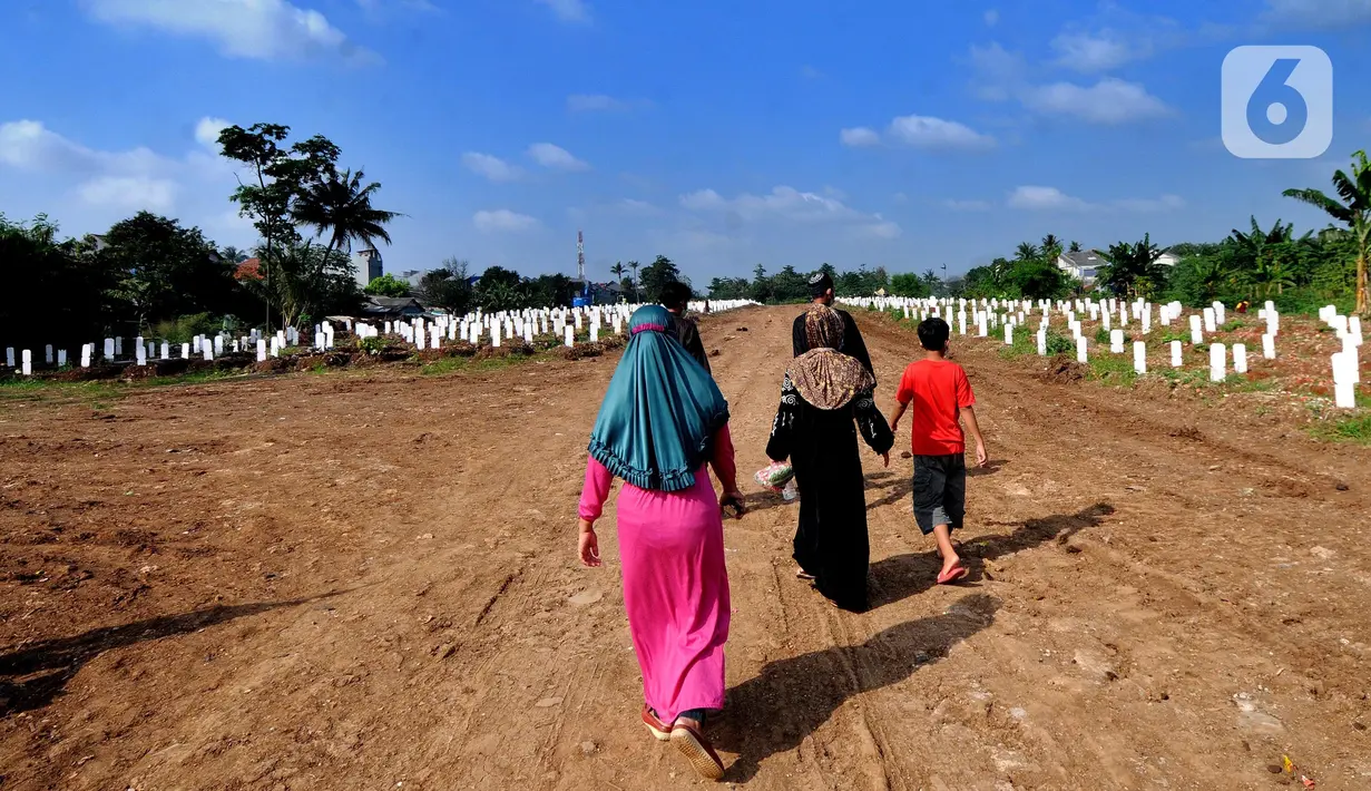 Warga usai melakukan ziarah makam menyambut bulan Ramadhan 1442 H di Tempat Pemakaman Umum (TPU) khusus covid-19 di Srengseng sawah 2, Jakarta Selatan, Jumat (09/04/2021). Tradisi ziarah makam dalam menyambut bulan Ramadhan setiap tahun dilakukan oleh umat Islam.
(merdeka.com/Arie Basuki)