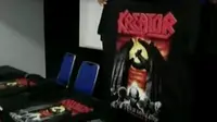 Kaus itu bergambar sampul album musik group heavy metal asal Jerman, Kreator.