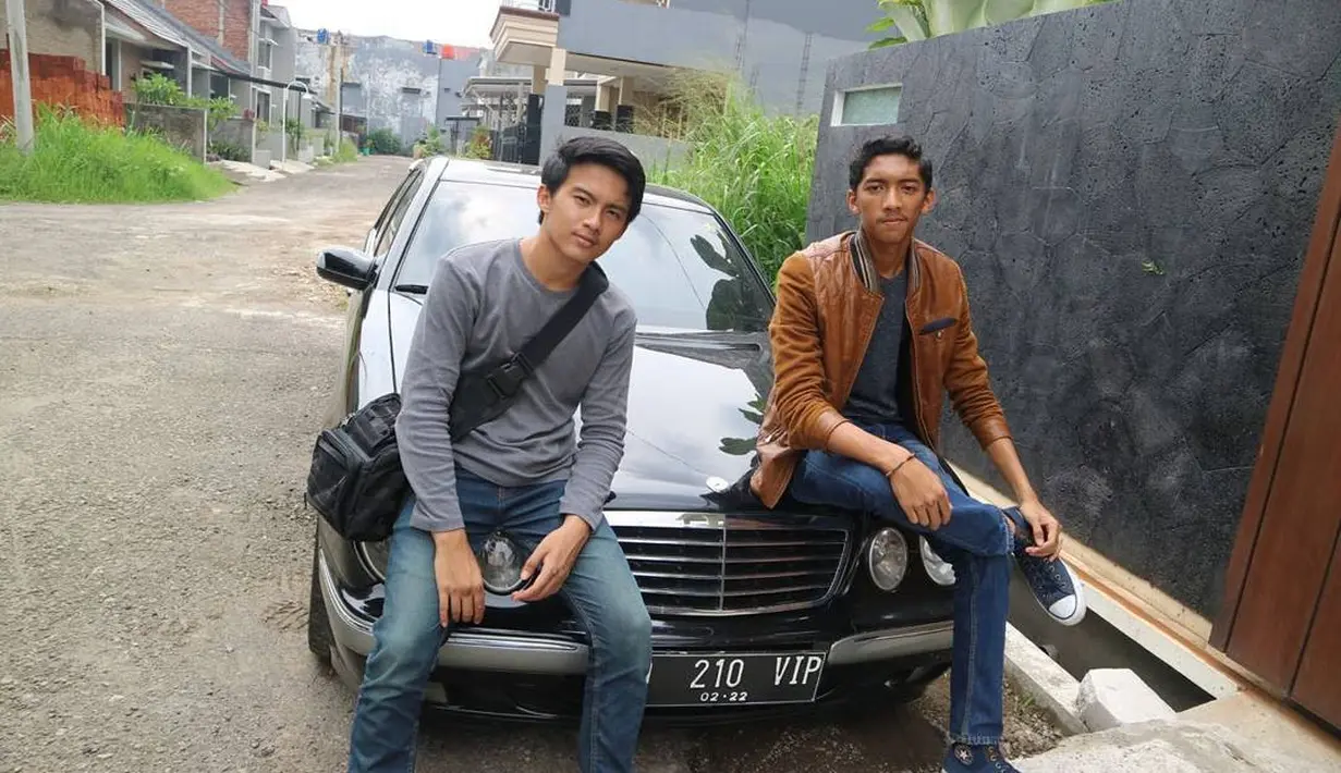 Setelah bermain di film Dilan 1990, nama Gusti semakin melejit karena aktingnya dan parasnya yang tampan. Pastinya juga Gusti kian menjadi idola para wanita karena gayanya yang keren banget. (Instagram/grayhan10)