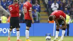 Tiga pemain Manchester United, Wayne Rooney (kiri), Adnan Januzaj dan Robin Van Persie tertunduk usai dikalahkan Leicester City di Stadion King Power, (21/9/2014). (REUTERS/Darren Staples)