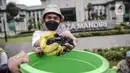 Aktivis melakukan aksi Jeda untuk Iklim di depan Plaza Mandiri, Jakarta, Selasa (25/1/2022). Aktivis menuntut komitmen bank nasional di Indonesia yang masih membiayai industri batu bara dan pertambangan yang merupakan penyumbang emisi terbesar kedua di Indonesia. (Liputan6.com/Faizal Fanani)