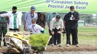 Menteri Pertanian Syahrul Yasin Limpo meninjau kegiatan tanam padi di Kabupaten Subang, Jawa Barat.