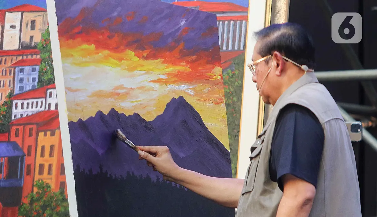 Lebih kurang satu jam, SBY melukis bertema pemandangan dan kecantikan Gunung Lawu di waktu senja. (Liputan6.com/Herman Zakharia)