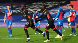 Pemain Liverpool, Sadio Mane (kiri) melakukan selebrasi setelah mencetak gol kedua timnya ke gawang Crystal Palace pada laga lanjutan Liga Inggris 2020/2021 di Selhurst Park, 19 Desember 2020. The Reds menang dengan skor 7-0. (AFP/Pool/Clive Rose)