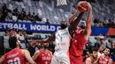<p>Pebasket Pantai Gading, Charles Abouo (tengah) berusaha mencetak poin dihalangi pebasket Iran, Meisam Merzaei pada laga kedua Grup G Piala Dunia FIBA 2023 di Indonesia Arena, Senayan, Jakarta, Senin (28/08/2023). (Bola.com/Bagaskara Lazuardi)</p>