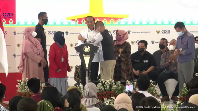 Jokowi ketika dipeluk salah satu UMKM saat menghadiri Pemberian Nomor Induk Berusaha (NIB) Pelaku Usaha Mikro Kecil Perseorangan di Gedung Olahraga Nanggala Kopassus