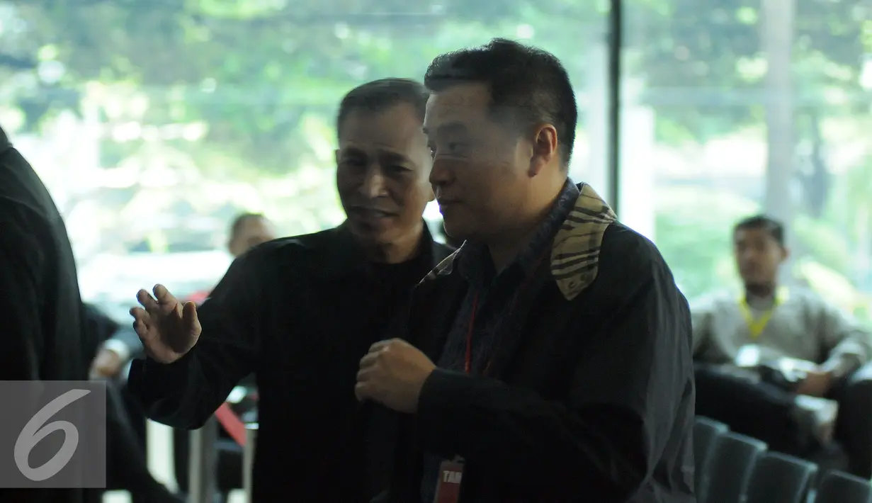Direktur PT Agung Sedayu Group, Richard Halim Kusuma (kanan) bersiap masuk ke dalam gedung KPK Jakarta, Rabu (20/4/2016). Richard diperiksa terkait dugaan suap pembahasan raperda reklamasi Teluk Jakarta. (Liputan6.com/Helmi Fithriansyah)