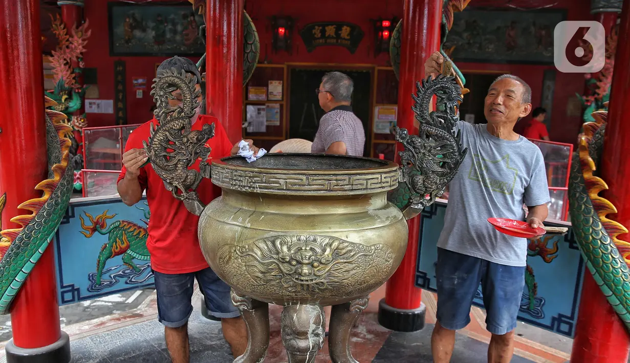 Selain itu juga dilakukan pengecatan ulang di beberapa bagian vihara. (Liputan6.com/Angga Yuniar)