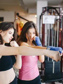 Pergi ke gym sering kali menjadi pilihan banyak orang untuk menjaga kebugaran tubuh, meningkatkan stamina, hingga mengelola stres. Namun, di balik deretan alat fitness dan semangat berolahraga, ada satu hal penting yang sering kali terlupakan, yaitu etika dan aturan saat berada di gym.(foto/dok: freepik)