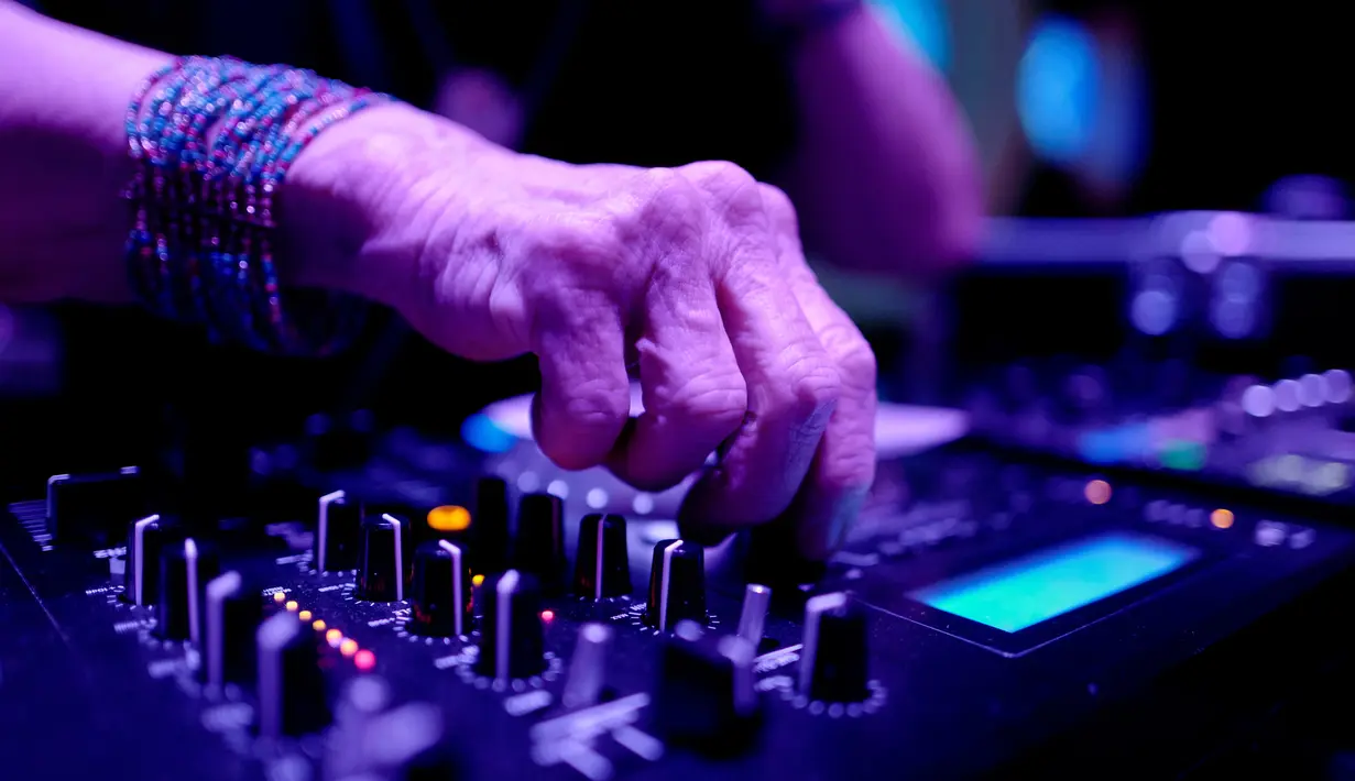 DJ Wika Szmyt memainkan musik di sebuah klub di Warsawa, Polandia, Senin (25/3). Wika kerap memainkan beragam jenis musik seperti rock, balada, latin, dan tentunya disko. (REUTERS/Kacper Pempel)