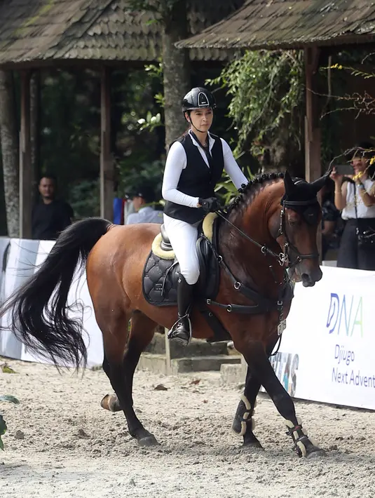 Nabila mengaku suka olahraga berkuda sejak kecil. Namun, mulai tahun 1999, perempuan kelahiran Bengkulu 1985 itu mulai serius berkuda hingga sekarang. [Foto:  Bambang E Ros/Fimela.com]