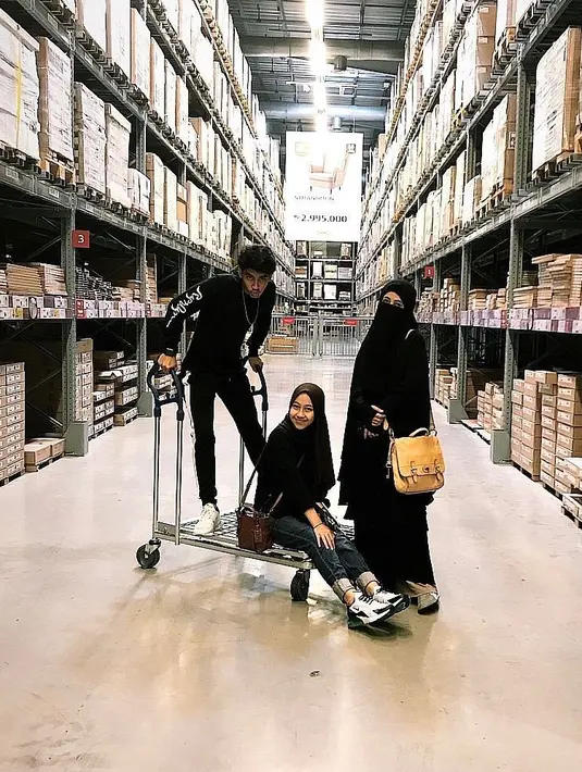 Setelah lama dan tak ada jawaban dari petugas tersebut, dan sudah ditunggu orang, Umi Pipik mengaku terpaksa mengucapkan nama panggungnya. (instagram/abidzar79)