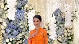 Yuki Kato terlihat menawan mengenakan kebaya berwarna oranye. Gayanya makin terlihat bak orang Jawa saat mengenakan kain batik. (Liputan6.com/IG/@yukikt)