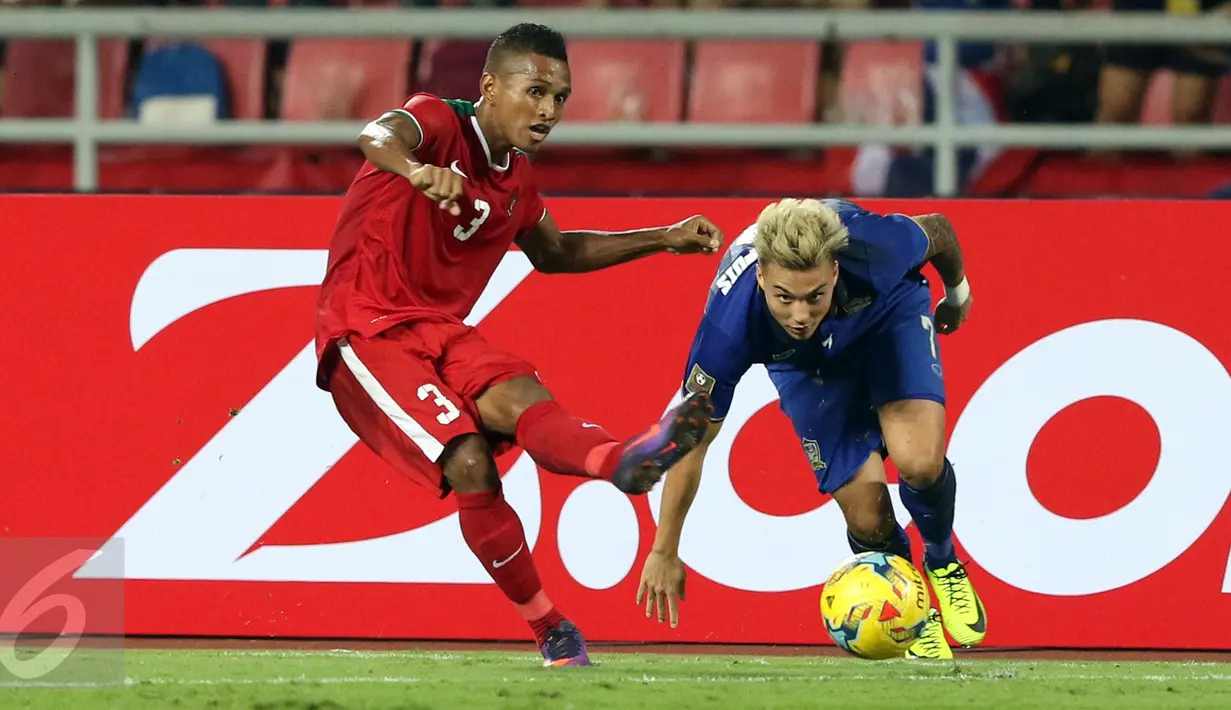 Bek Timnas Indonesia, M Abduh Lestaluhu (kiri) berebut bola dengan pemain Thailand saat laga final kedua Piala AFF 2016 di Rajamangala National Stadium, Bangkok, Sabtu (17/12). Thailand menang 2-0. (Liputan6.com/Helmi Fithriansyah)