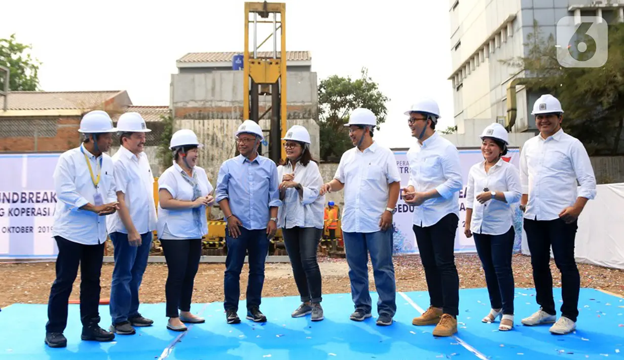 Ketum Pengurus Koperasi Astra Pongki Pamungkas (keempat kiri) berbincang dengan Ketua Pengawas Herawati Prasetyo dan Dewan Pengawas dan Pengurus usai peluncuran logo baru dan groundbreaking gedung baru Koperasi Astra, di kawasan Cempaka Putih, Jakarta, (28/10/2019). (Liputan6.com/Pool/Corcomm Astra)