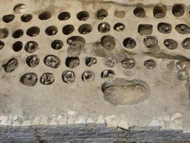 Kuburan berisi tulang manusia terlihat di situs penggalian yang disebut 'Makam Umeda ", di lokasi konstruksi untuk stasiun kereta, di Osaka, Jepang barat dalam foto selebaran yang tidak bertanggal yang dirilis pada 26 Agustus 2020. (Osaka City Cultural Properties Association via AP)