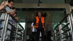 Anggota Komisi III DPRD Banten dari F-PDIP Tri Satya Santoso usai diperiksa KPK, Jakarta, Senin (14/3). Berkas penyidikan tersangka suap pembahasan Perda pembentukan Bank Pembangunan Daerah Banten itu akan P-21 dalam minggu ini (Liputan6.com/Helmi Afandi)