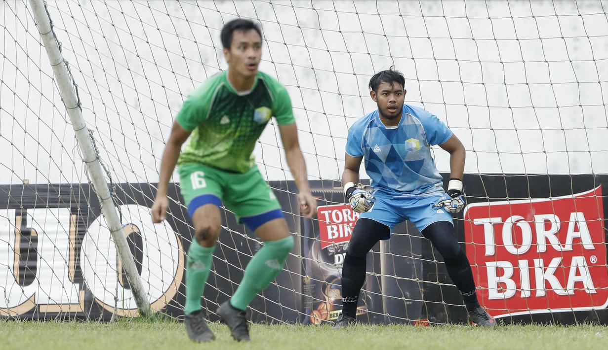Pemain STIE Perbanas, Adixi Lenzivio dan Delton Stevano, saat melawan STIMED Nusa Palapa pada laga Torabika Cup 2017 di Stadion Cakrawala, Malang, Kamis (23/11/2017). STIE Perbanas kalah 1-2 dari STIMED Nusa Palapa. (Bola.com/M Iqbal Ichsan)