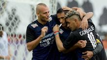 Cristian Gonzales mencetak hat-trick pada laga Arema Cronus melawan PSS Sleman, Minggu (21/2/2016) di Stadion I Wayan Dipta, Gianyar, Bali. (Bola.com/Peksi Cahyo)